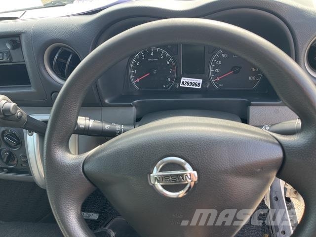 Nissan NV350 Caravan 迷你巴士