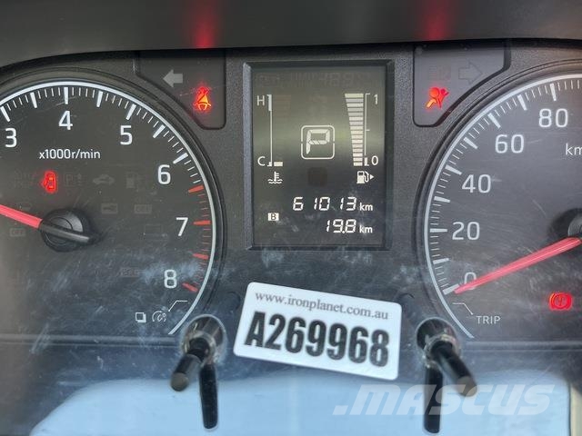 Nissan NV350 Caravan 迷你巴士