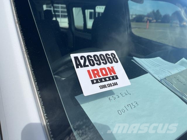 Nissan NV350 Caravan 迷你巴士