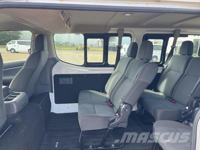 Nissan NV350 Caravan 迷你巴士