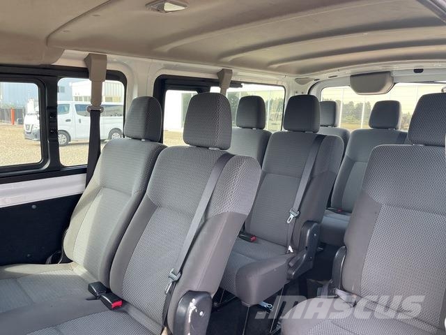 Nissan NV350 Caravan 迷你巴士