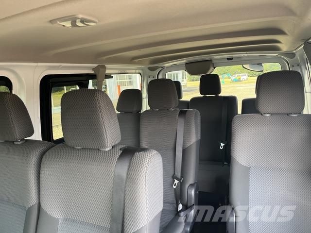 Nissan NV350 Caravan 迷你巴士