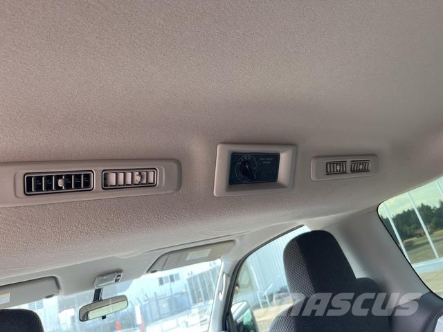 Nissan NV350 Caravan 迷你巴士