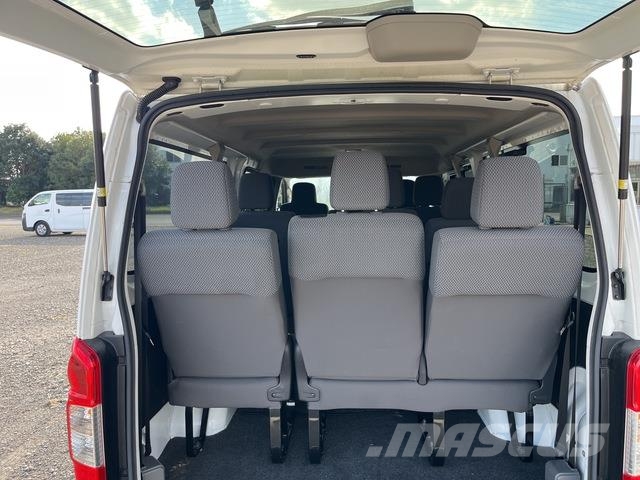 Nissan NV350 Caravan 迷你巴士
