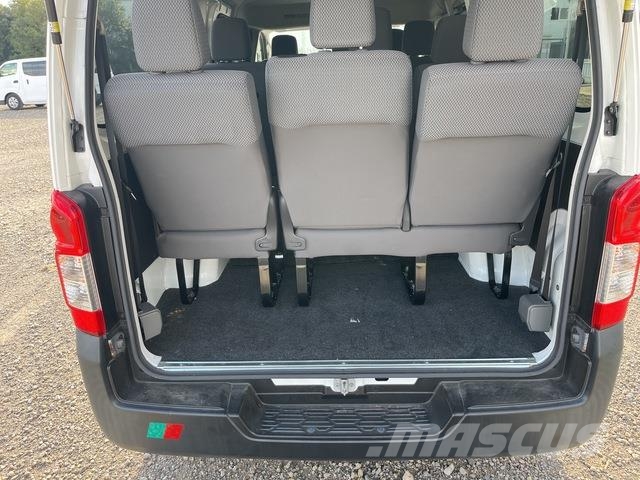 Nissan NV350 Caravan 迷你巴士