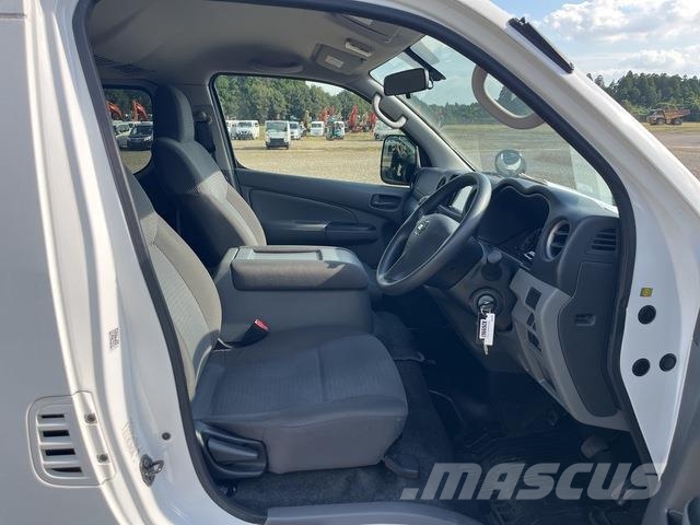 Nissan NV350 Caravan 迷你巴士