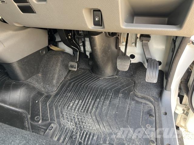 Nissan NV350 Caravan 迷你巴士