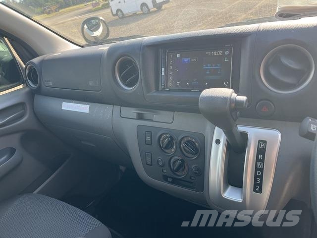 Nissan NV350 Caravan 迷你巴士