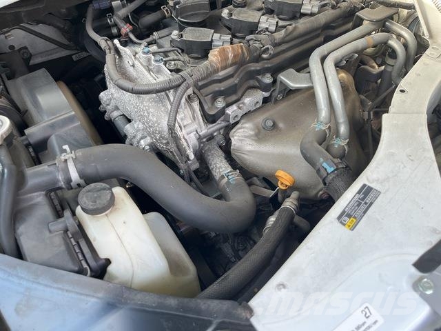 Nissan NV350 Caravan 迷你巴士
