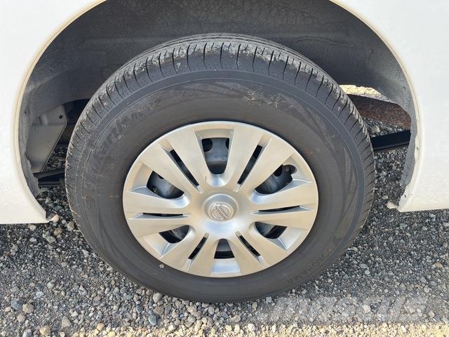Nissan NV350 Caravan 迷你巴士