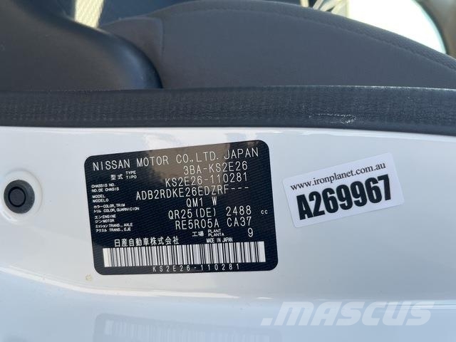 Nissan NV350 Caravan 迷你巴士