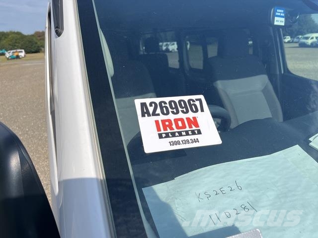 Nissan NV350 Caravan 迷你巴士