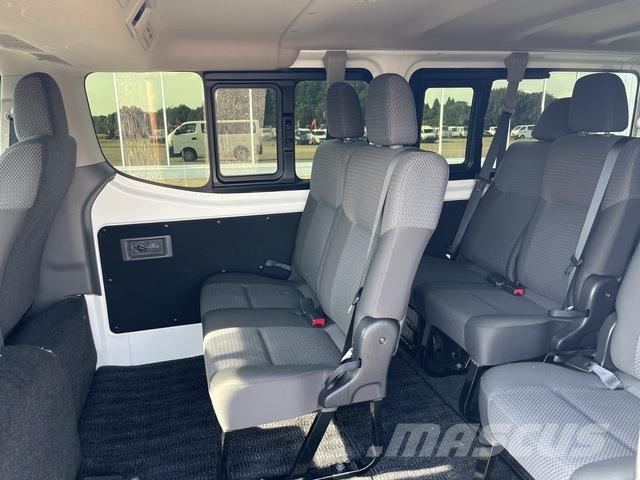 Nissan NV350 Caravan 迷你巴士