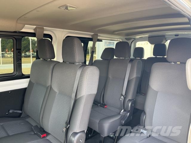 Nissan NV350 Caravan 迷你巴士