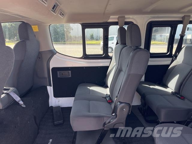 Nissan NV350 Caravan 迷你巴士