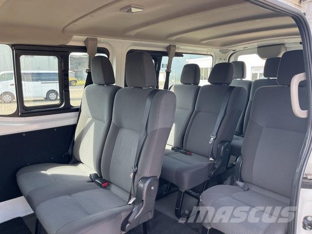 Nissan NV350 Caravan 迷你巴士
