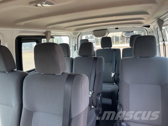 Nissan NV350 Caravan 迷你巴士