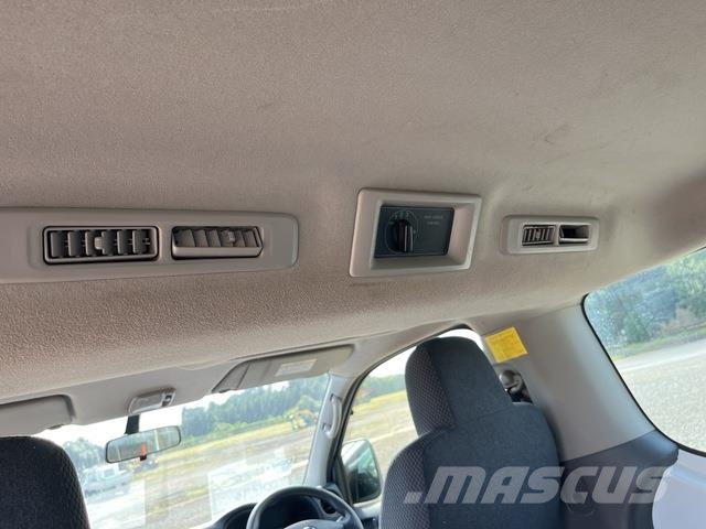 Nissan NV350 Caravan 迷你巴士
