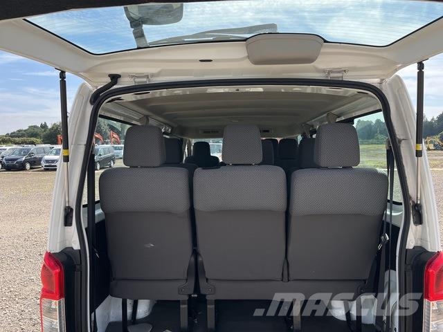 Nissan NV350 Caravan 迷你巴士