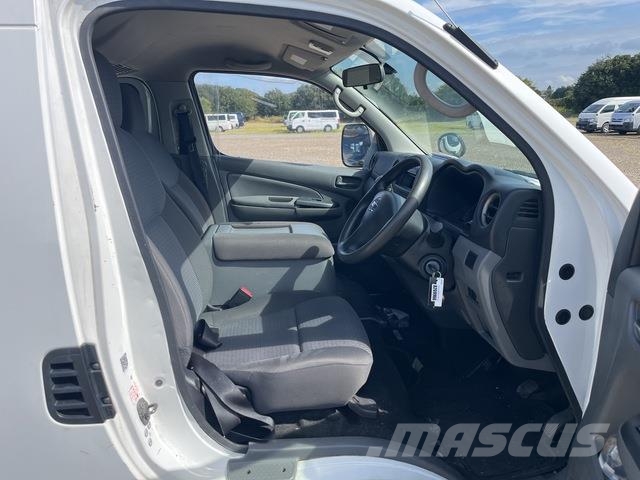 Nissan NV350 Caravan 迷你巴士