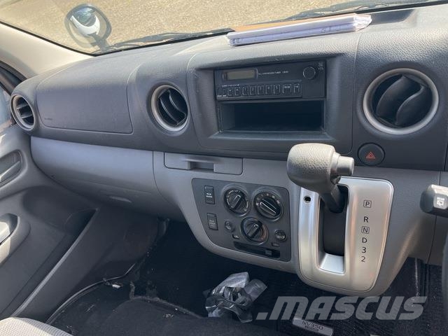 Nissan NV350 Caravan 迷你巴士