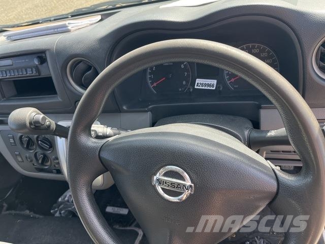 Nissan NV350 Caravan 迷你巴士
