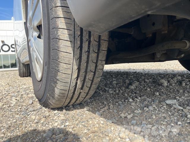 Nissan NV350 Caravan 迷你巴士