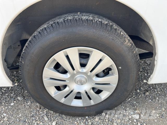 Nissan NV350 Caravan 迷你巴士