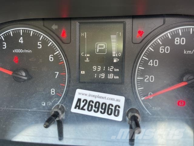 Nissan NV350 Caravan 迷你巴士