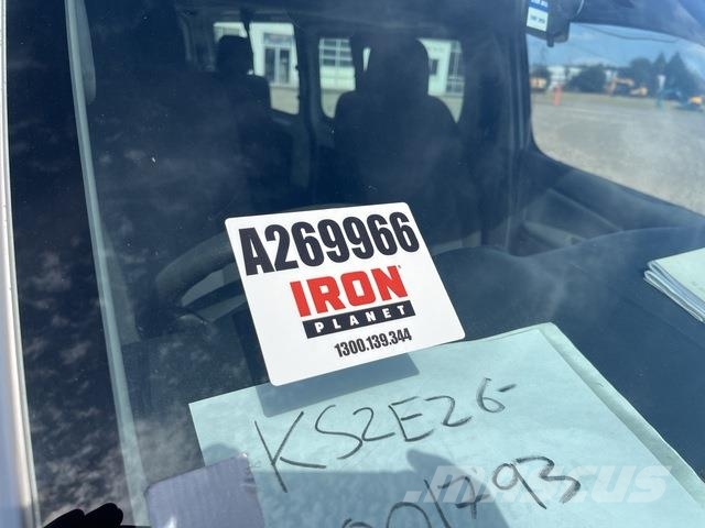 Nissan NV350 Caravan 迷你巴士