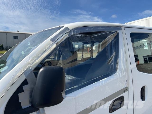 Nissan NV350 Caravan 迷你巴士