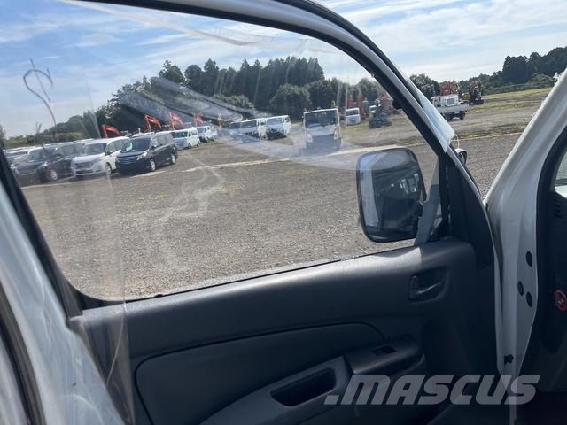 Nissan NV350 Caravan 迷你巴士