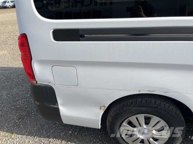 Nissan NV350 Caravan 迷你巴士