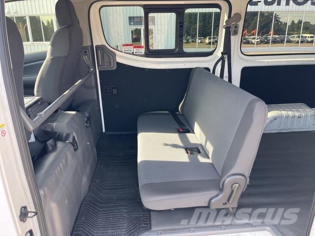 Nissan NV350 Caravan 迷你巴士