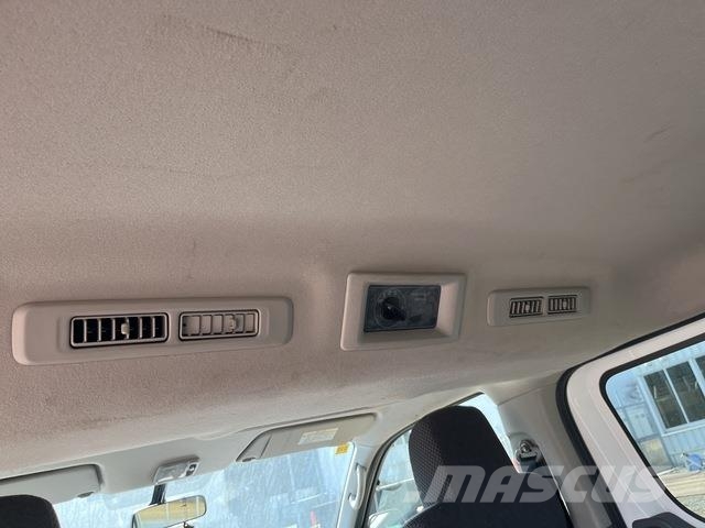 Nissan NV350 Caravan 迷你巴士