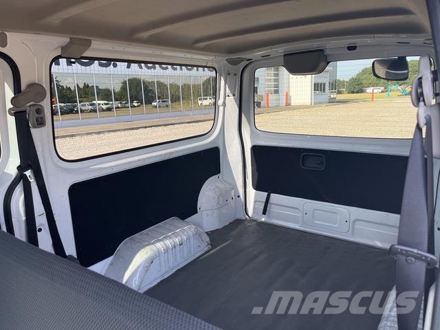 Nissan NV350 Caravan 迷你巴士