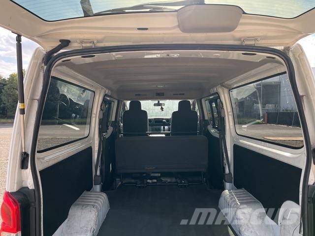 Nissan NV350 Caravan 迷你巴士