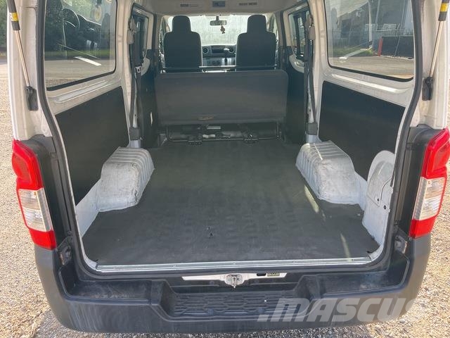 Nissan NV350 Caravan 迷你巴士