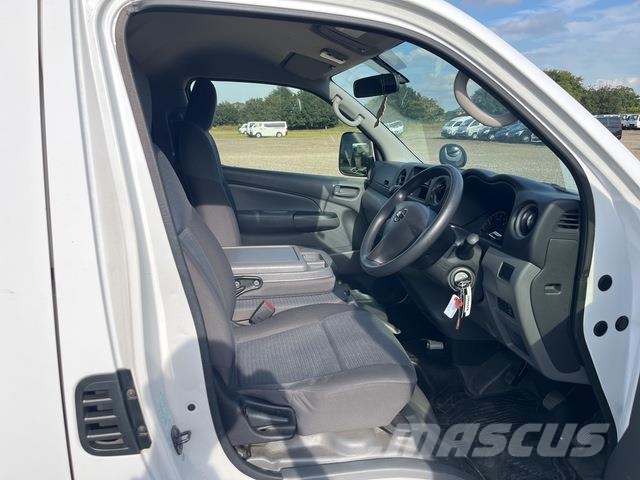 Nissan NV350 Caravan 迷你巴士