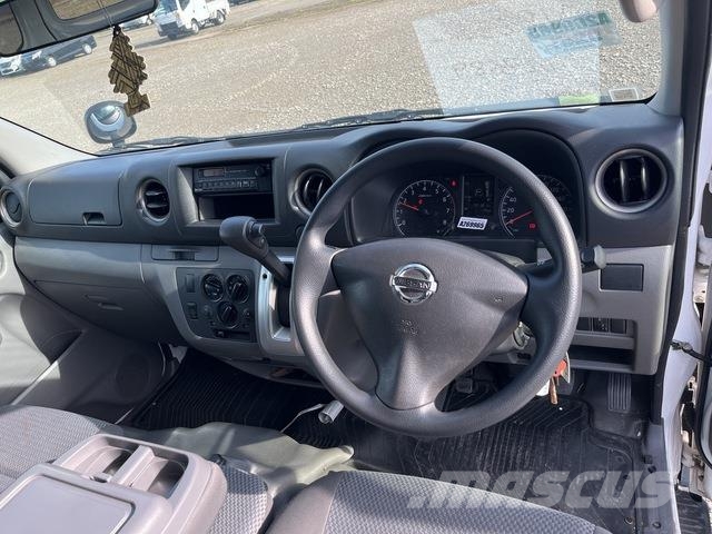 Nissan NV350 Caravan 迷你巴士