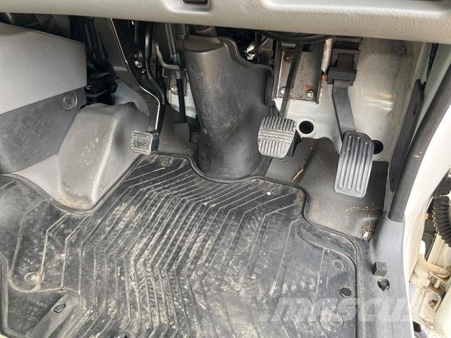 Nissan NV350 Caravan 迷你巴士
