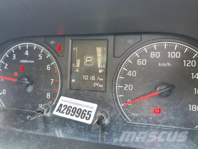 Nissan NV350 Caravan 迷你巴士