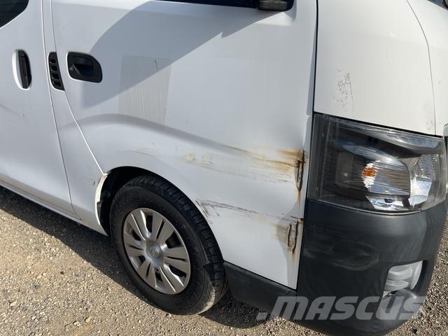 Nissan NV350 Caravan 迷你巴士