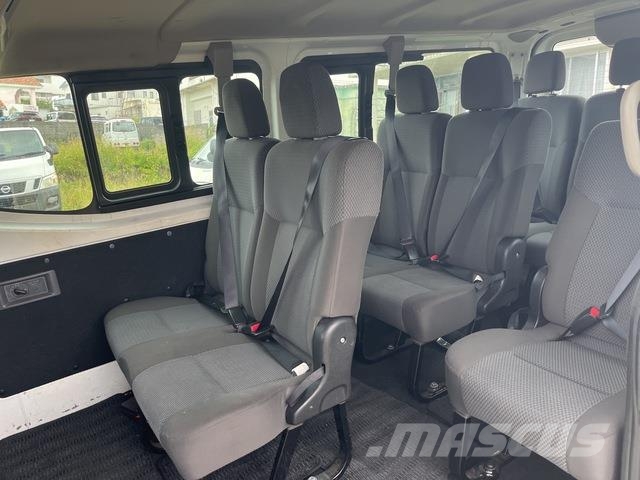 Nissan NV350 Caravan 迷你巴士