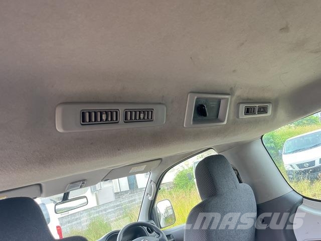 Nissan NV350 Caravan 迷你巴士