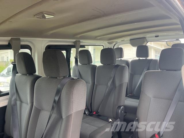 Nissan NV350 Caravan 迷你巴士