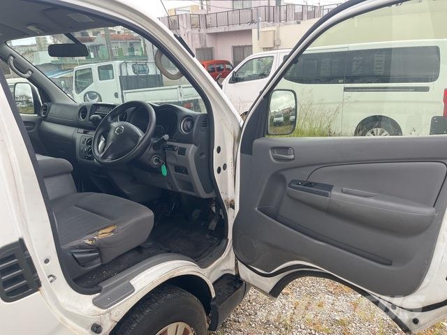 Nissan NV350 Caravan 迷你巴士