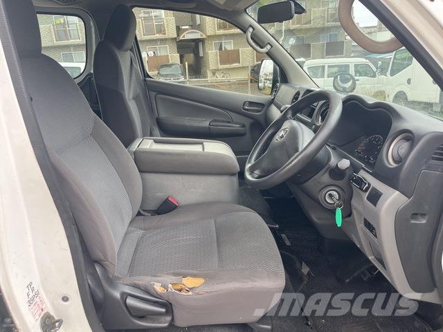 Nissan NV350 Caravan 迷你巴士