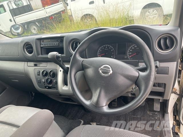 Nissan NV350 Caravan 迷你巴士