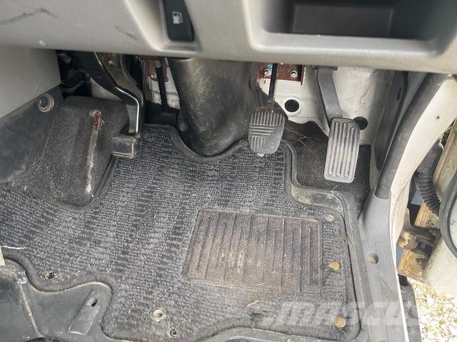 Nissan NV350 Caravan 迷你巴士